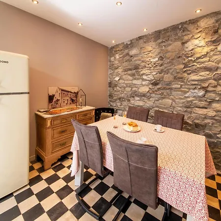 Charming With Terrace Hébergement de vacances