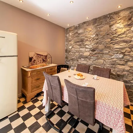 Charming With Terrace Hébergement de vacances *